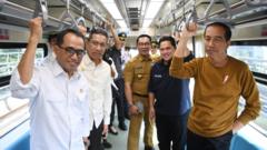 Presiden Joko Widodo menggunakan moda transportasi LRT Jabodebek 