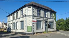 Cymuned yng Ngwynedd am brynu tafarn i ddod â'r pentref 'yn ôl at ei gilydd'