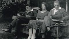 Freddy Bywaters sentado ao lado de Edith e Percy Thompson no jardim