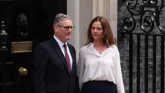 Prif Weinidog y DU, Syr Keir Starmer yn cyhoeddi y bydd yn ymddiswyddo