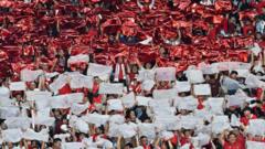 Para pendukung timnas Indonesia membentuk bendera Merah Putih menggunakan kertas saat pertandingan persahabatan menghadapi timnas Argentina di Jakarta, Juni 2023 lalu.