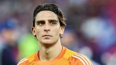 Hull sign goalkeeper Tzolakis for club-record fee