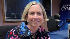 Claire Hughes AS: Canser 'yn newid, ond dwi'n lwcus hefyd'