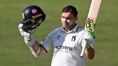 Latham puts Warwickshire on top against Surrey
