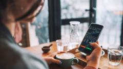 Une femme regarde l'écran de son téléphone