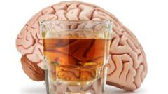 Cérebro e copo com bebida alcoólica