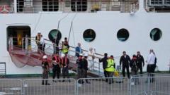 Passengers allowed to leave norovirus-hit cruise ship 