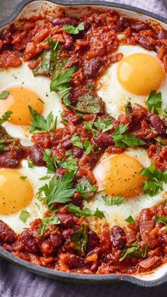 Spicy kidney beans and baked eggs