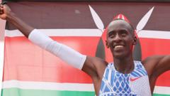 Kelvin Kiptum, du Kenya, célèbre sa victoire au marathon masculin de Chicago 2023, établissant un record du monde - 8 octobre 2023