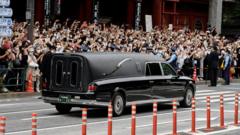 Waombolezaji wakitoa heshima zao kwa Waziri Mkuu wa zamani wa Japan Shinzo Abe