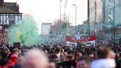 Thousands of Man Utd fans protest against owners