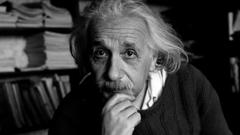 อัลเบิร์ต ไอน์สไตน์ ผู้คิดค้นทฤษฎีสัมพัทธภาพทั่วไป