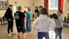 Sut Mae Mam o'r Bala yn Sefydlu Dosbarthiadau Hunanamddiffyn ar ôl Ymosodiad?