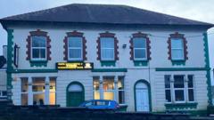 Ymgyrch leol i achub clwb gweithwyr hanesyddol a 'chadw'r gymuned gyda'i gilydd'