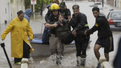 Las imágenes de las graves inundaciones en la ciudad argentina de Bahía Blanca que han dejado al menos 13 muertos 