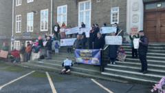 Bwriad i gau tair ysgol gynradd yn Sir Gâr yn 2026