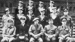 Mayor Ivan Lyon (barisan depan, ke-3 dari kiri) memimpin 14 orang ke Singapura dalam misi sabotase pada tahun 1943