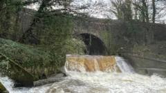 Rhybuddion llifogydd yn dal mewn grym yng Nghymru ddydd Mawrth