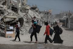 Israeli forces besiege Gaza hospital as Hamas offers truce terms