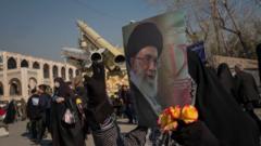 Picha ya Kiongozi Muu wa Kidini wa rtrait Iran, Ayatollah Ali Khamenei ikiwa na makombora ya Zolfaghar. 