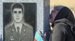 Azerbaycan ordusu için savaşırken hayatını kaybeden bir adamın mezar taşını öpen bir kadın