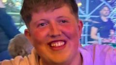 Amau bod dyn, 25, wedi marw o orddos cyffuriau yn ardal y Sioe Fawr - cwest