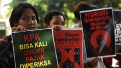 Pengunjuk rasa dari sejumlah elemen melakukan aksi "Konvoi Bukan Moge untuk Reformasi Pajak" di depan Gedung Merah Putih KPK, Jakarta, Kamis (9/3).