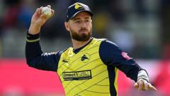 Hampshire batter Vince signs one-year extension