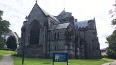 Dewis esgob newydd Bangor bron i flwyddyn ar ôl i Andy John ymddeol