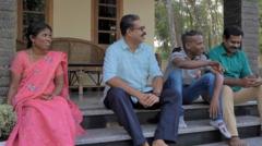 বাম দিক থেকে: লীলা, শানাওয়াস, শ্রীধরন এবং জাফারখান। আরও দুই ভাই বোন সহ এরা এক সঙ্গে বেড়ে উঠেছেন। 