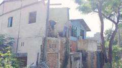 ပြီးခဲ့တဲ့ နိုဝင်ဘာလက မန္တလေး အောင်မြေသာစံမြို့နယ်က နေအိမ်တချို့ ကို ဖယ်ရှားနေတဲ့မြင်ကွင်း