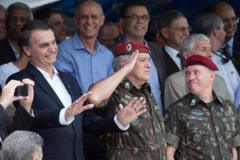 Bolsonaro ao lado de generais do exército