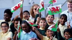 Gostyngiad 19,000 yn nifer y siaradwyr Cymraeg sy'n byw yng Nghymru
