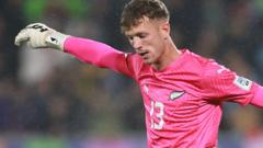 Harrogate sign Ipswich goalkeeper Gray