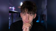 Dyn o Bwllheli wedi marw o 'anaf difrifol i'w ben' mewn gwrthdrawiad