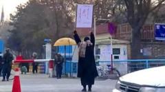 Adela alifanya maandamano mbele ya lango la Chuo Kikuu cha Kabul - lilisimamishwa kwa dakika 15