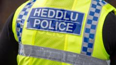 Arestio dyn wedi i gar gael ei yrru ar ochr anghywir yr A55 ar Ynys Môn