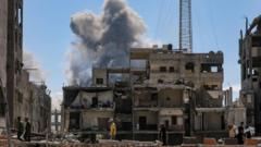 Israel 'tightens siege' of Gaza City as Hamas reviews Trump peace plan