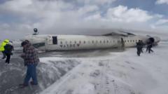 La impactante imagen de un avión que volcó al aterrizar en el aeropuerto de Toronto y dejó al menos 18 heridos