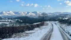 Rhybudd melyn newydd am rew i rannau helaeth o Gymru