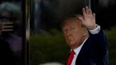 Donald Trump markii uu gaaray gurigiisa ku yaalla New York