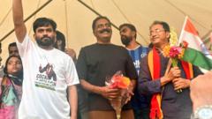 बेंगलुरु में कॉकरोच जनता पार्टी के प्रदर्शन में उठी पीएम मोदी के इस्तीफ़े की मांग