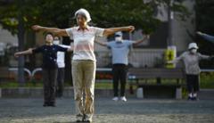 Personas mayores haciendo ejercicio al aire libre en Japón
