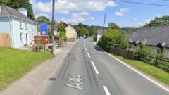 Arestio dyn ar amheuaeth o geisio llofruddio wedi gwrthdrawiad ger Aberystwyth