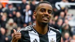 Liverpool agree British record £125m fee for Isak