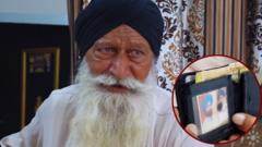 ਪੁਲਿਸ ਦੇ ਝੂਠੇ ਮੁਕਾਬਲੇ ਵਿੱਚ ਮਾਰੇ ਪੁੱਤ ਦੀ ਫੋਟੋ ਬਟੂਏ 'ਚ ਲਈ ਪਿਓ ਅੱਜ ਵੀ ਇਨਸਾਫ਼ ਦੀ ਲੜਾਈ ਲੜ ਰਿਹਾ