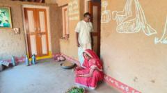 மின்சாரம், தொலைபேசி, டிவி என எதுவுமே வேண்டாமென பழங்கால முறையில் வாழும் கிராம மக்கள்
