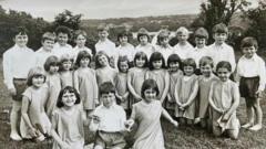 Criw dawns y blodau Eisteddfod yr Urdd 1976 yn ail-greu llun
