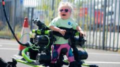 Robot newydd sy'n helpu plant i gerdded yn 'rhoi gobaith' i deuluoedd