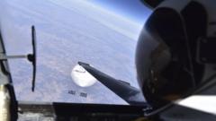 Imagem de selfie mostrando piloto de caça americano voando sobre balão chinês 'espião'